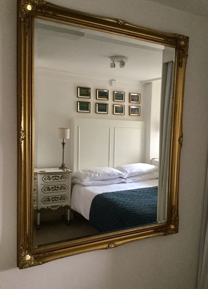 Beautiful 1BR in Historic St Aubin House view 3
