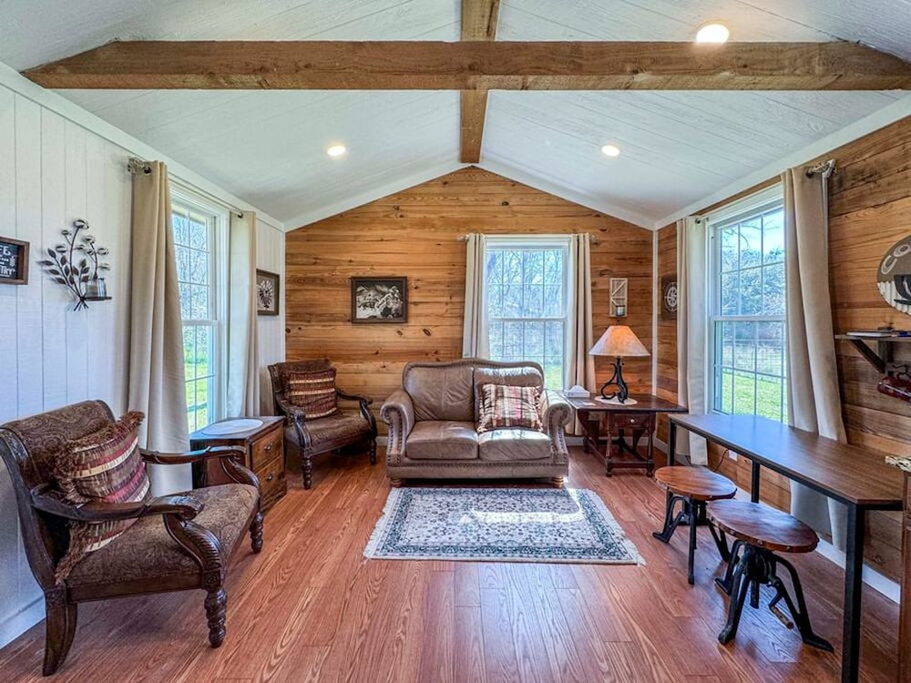 Wagon Wheel Cottage Couples Getaway in the Country view 2