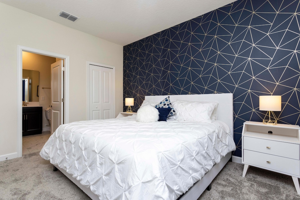 811 ST - 9BR Luxury Home: Private Pool view 3