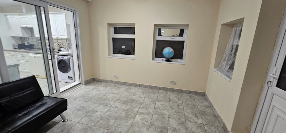 Spacious & Modern 2-bed House in Dagenham