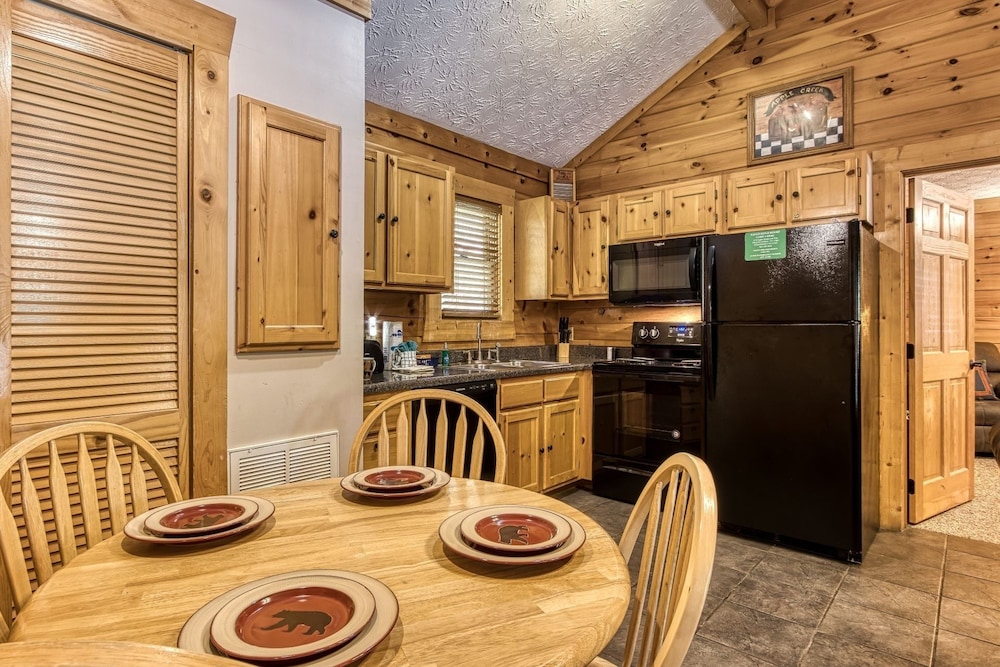 Er301 - Eagle's Hideaway - Great Location! Close To All The Action! 2 Bedroom Cabin by RedAwning view 2