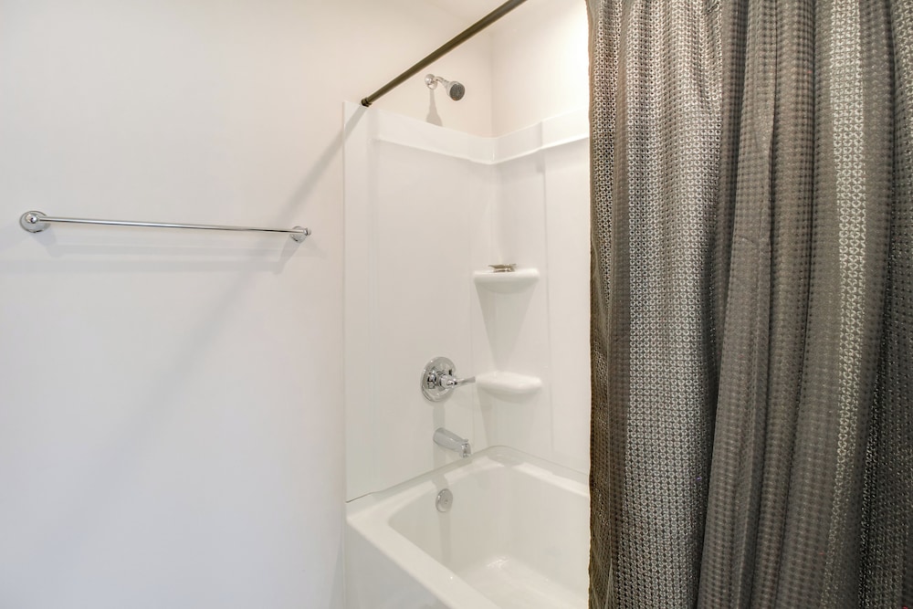 Modern Townhome w/ Patio 7 Mi to Dtwn Cartersville