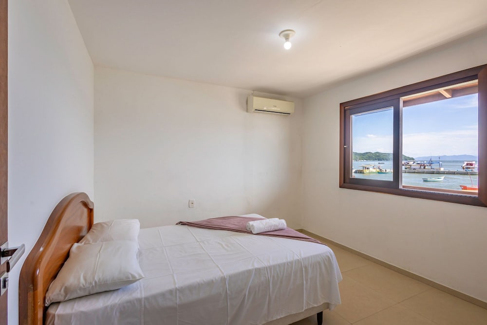 3BR Beachfront House w/ BBQ Apc2200