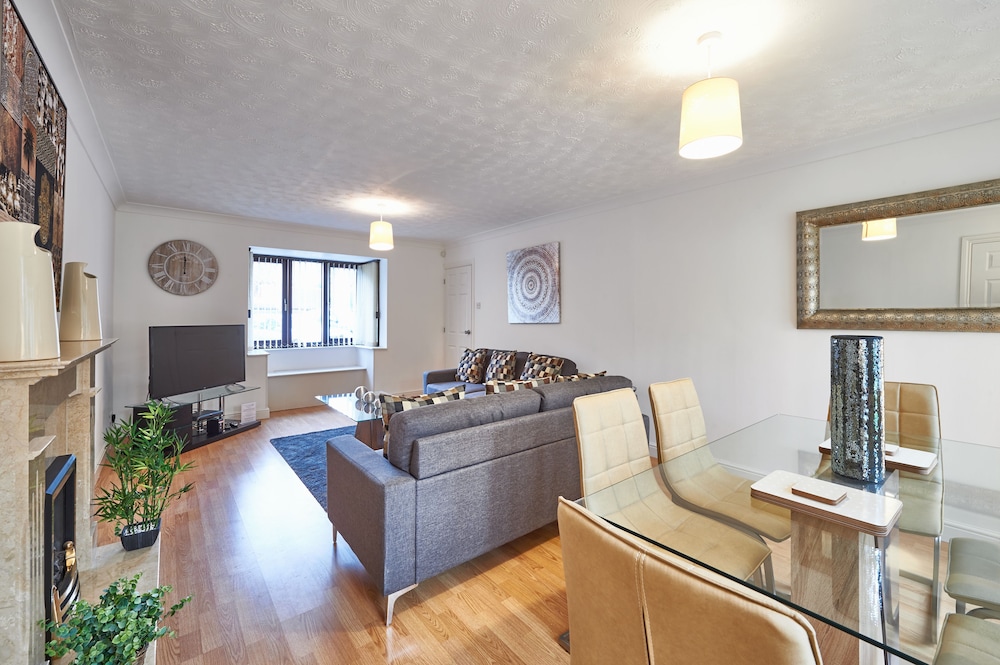 Northleigh House, Furzton, 6 Bedroom/5 Bathroom House