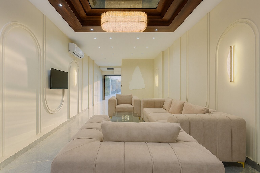 Travinities Hotel Avni Palace