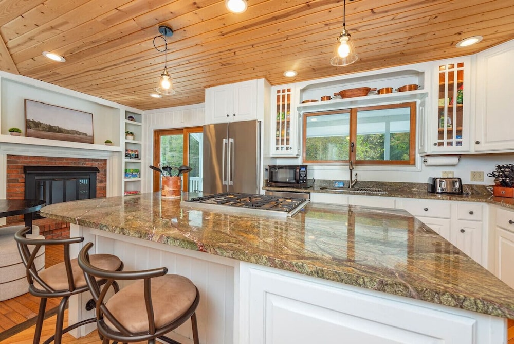 Riverside Bliss Mountain Views Cozy Fires