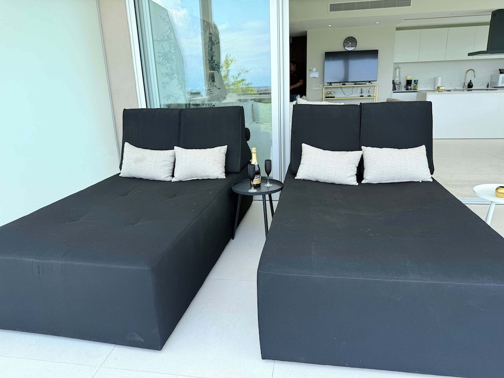 Luxury 2BR Bolongo Ocean View Private Beach