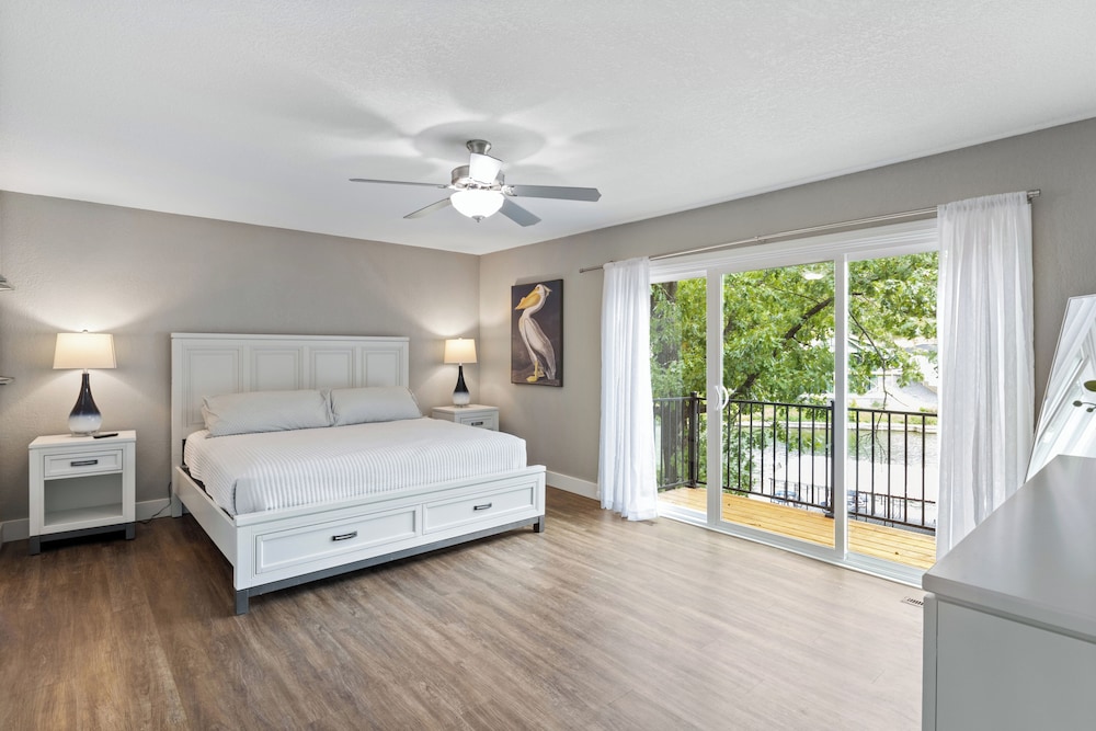 Our Cove Retreat - Perfect for Wave-free Swimming, Tanning & Prime Location Fun!