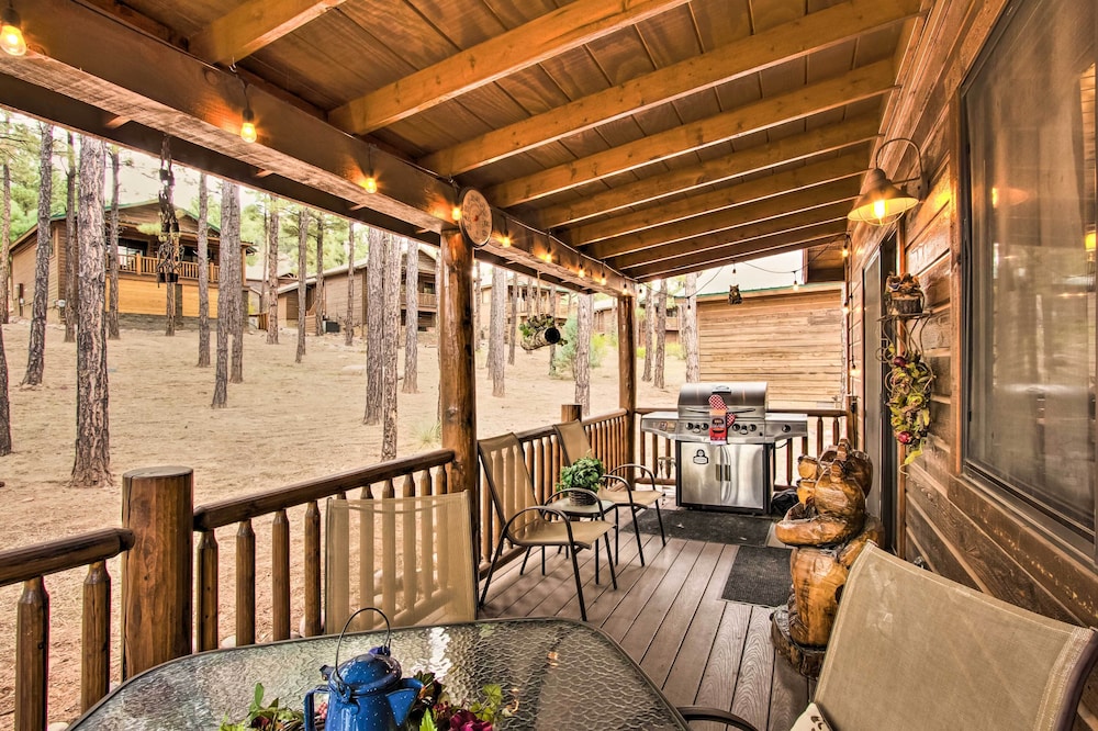 3 Mi to Fool Hollow Lake: Romantic Show Low Cabin view 4