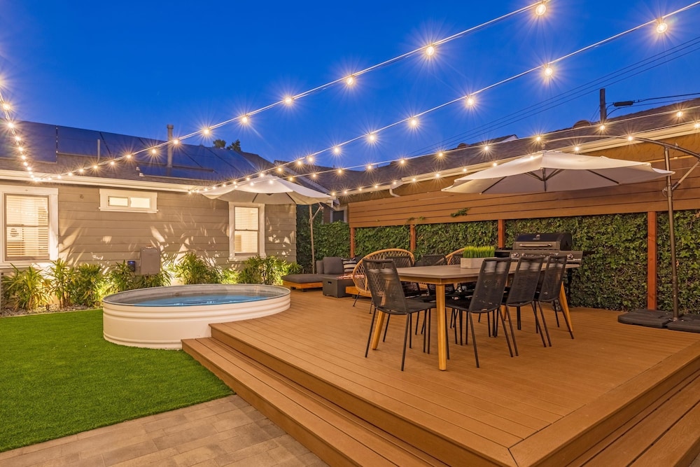 Designer Luxe Compound w Pool-steps to Best Dining