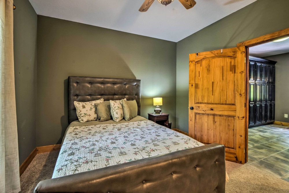 Tryon House w/ Hot Tub - Near Equestrian Centers! view 3