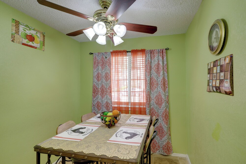 Houston Townhome 4 Mi to Airport: Central Location