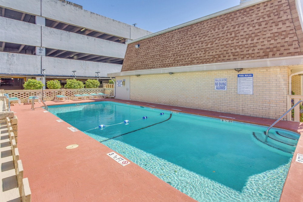Walk to Myrtle Beach: Townhome w/ Pool Access