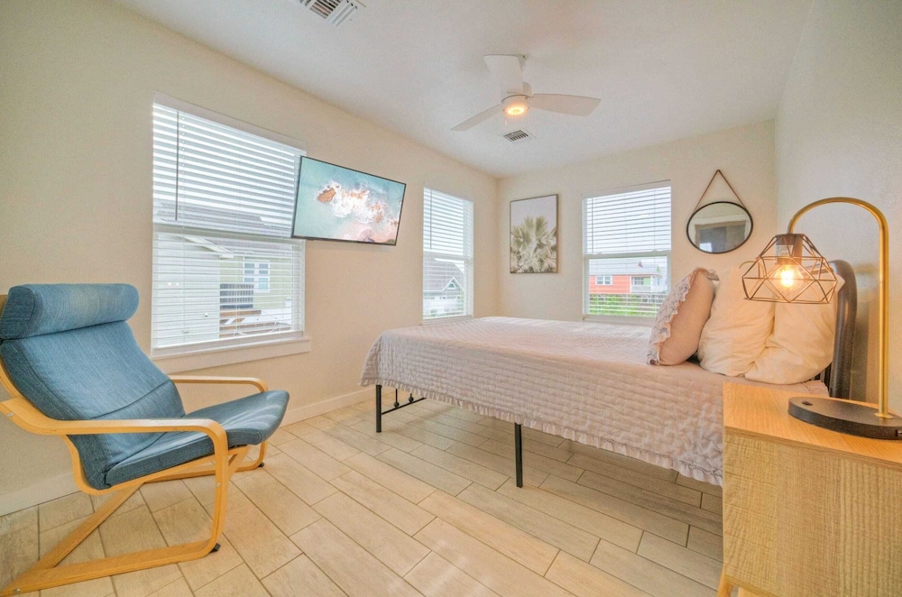 Sleeps 20! 2 Homes Near the Beach, Private Pools, Gameroom, Large Family Retreat