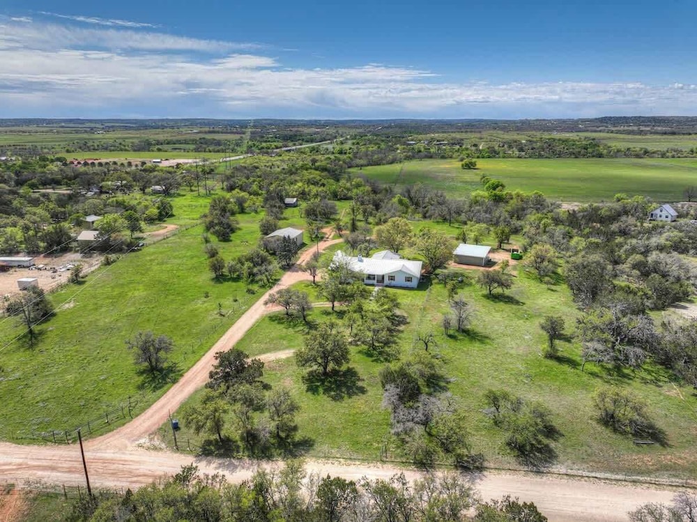 Family-friendly Hill Country Retreat Sleeps 11 + Hot Tubs