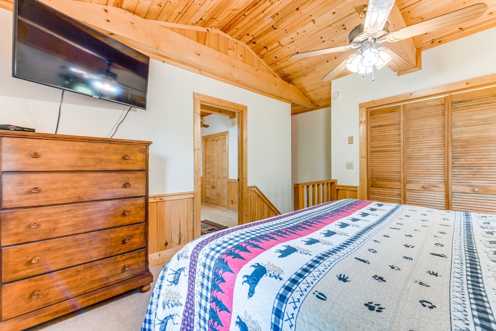 Peaceful Maggie Valley Cabin w/ Mountain Views!