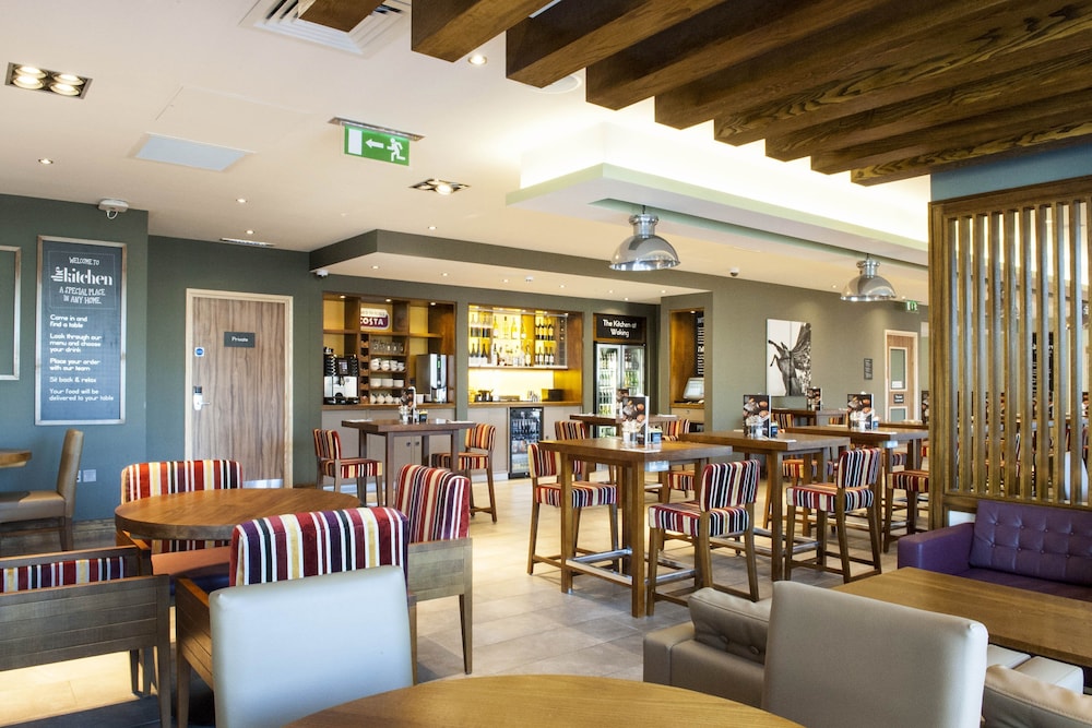 Premier Inn Woking Town Centre 4