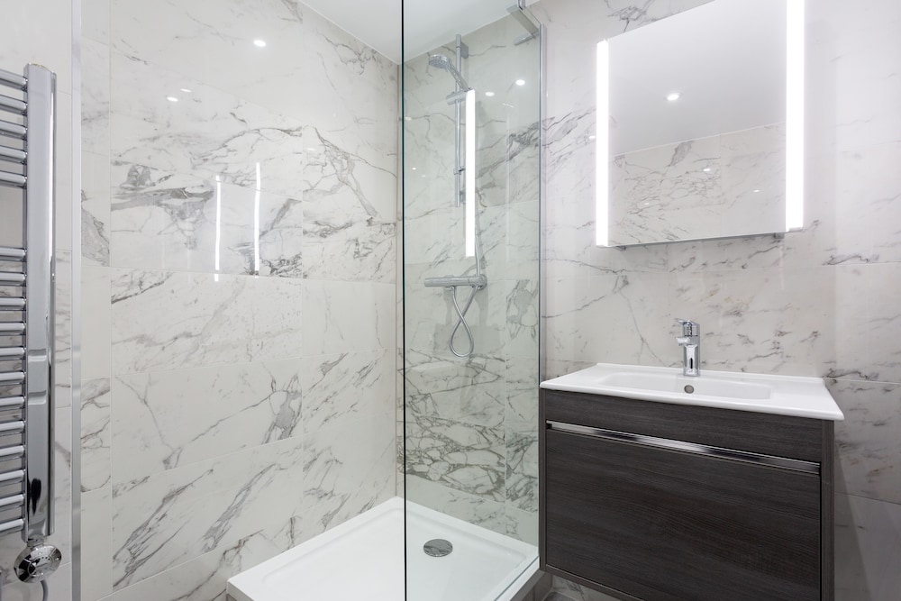 The Carlyle - Elegant Serviced Apartments