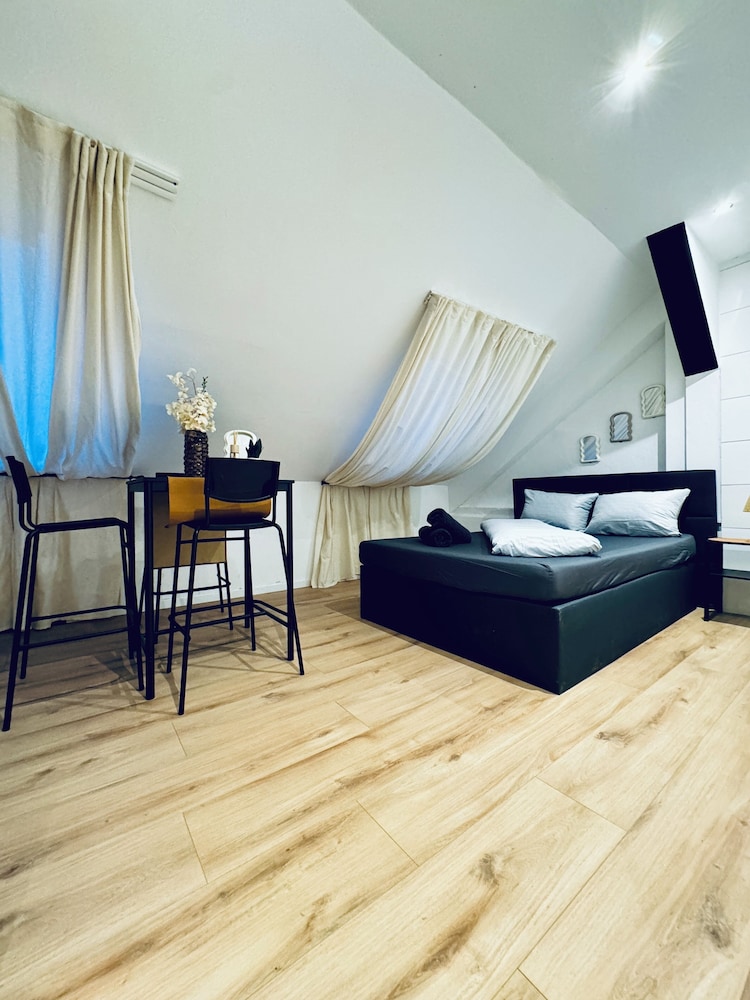 Comfortable Budget Room near Liesing
