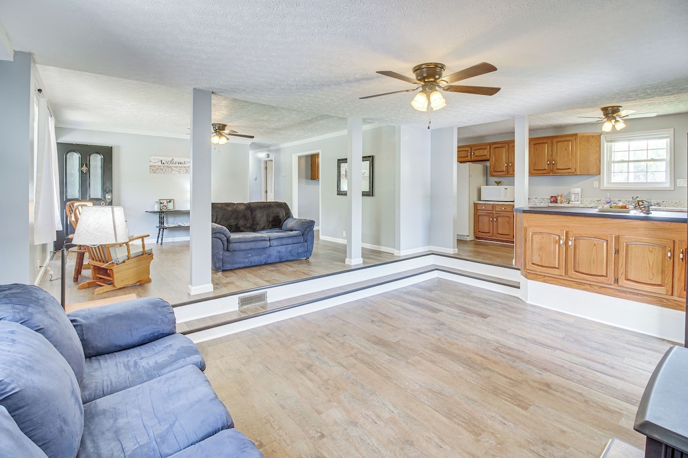 7 Mi to Barren River Lake: Quiet Getaway w/ Yard!