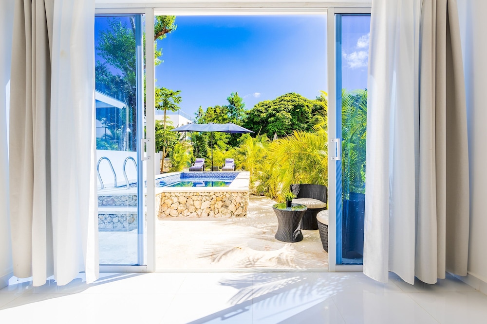 Relaxing 3-bedroom Villa With Pool Rooftop Jacuzzi in a Secluded Setting