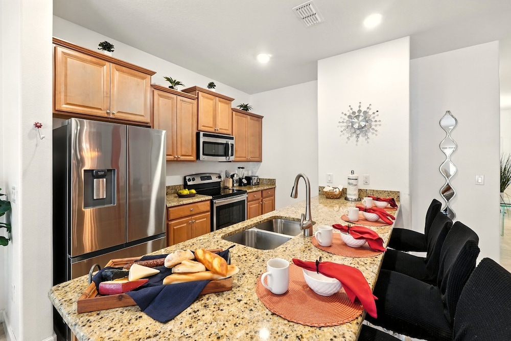 Vibrant 5BR Family Retreat in Storey Lake!