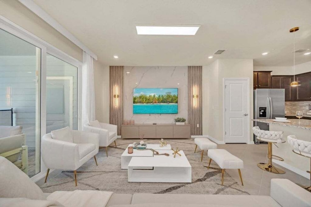 Luxury Home With Splash Pool 5 Bed Townhome! 5 Bedroom Townhouse