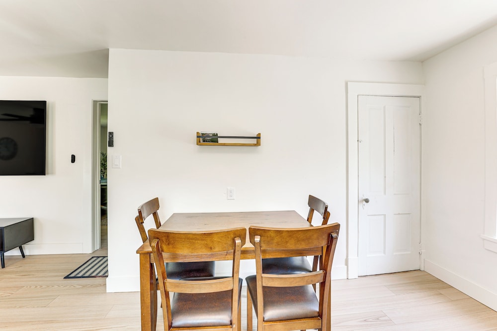 3 Mi to Dtwn: Quiet Youngstown Apt w/ Deck!