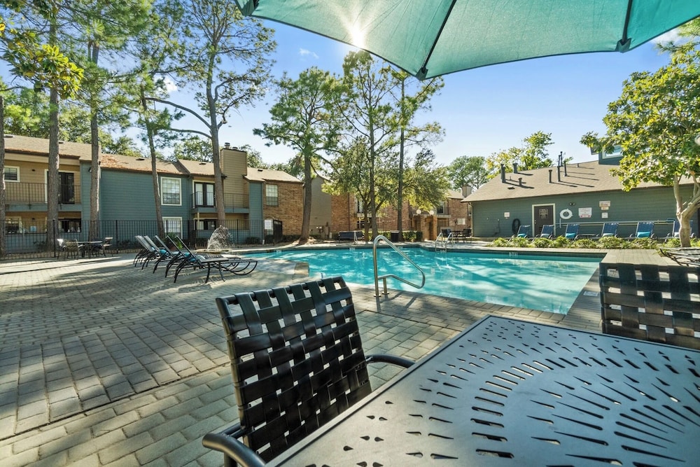 Landing Modern 2bd, Pool, Courtyard