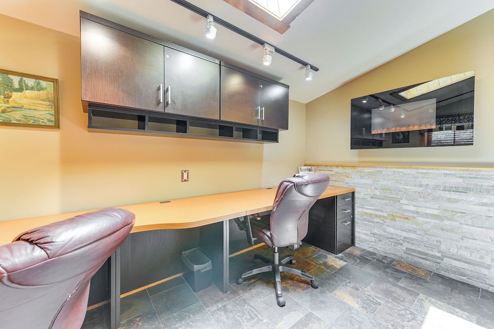 Stunning Mountain Views: Spacious Cabin in Dubois!