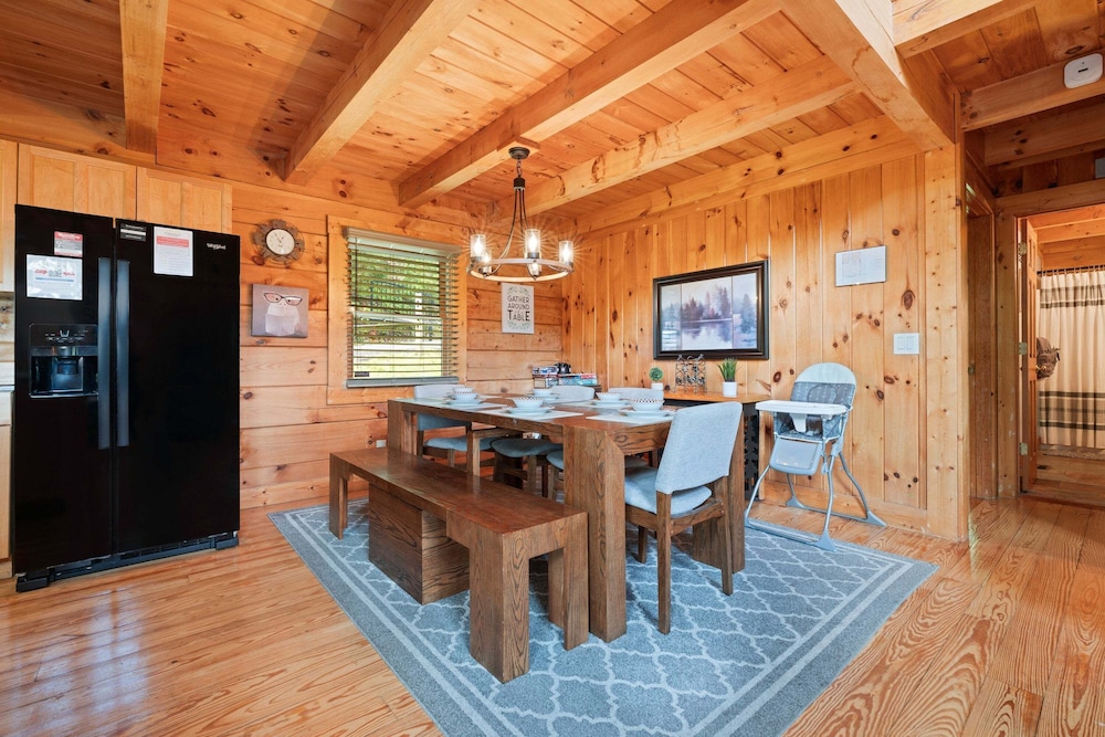 Breathtaking Hideaway 5 Bedroom Cabin