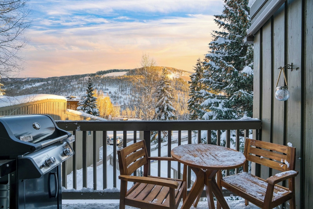 Vail Vista Mountain Retreat w/ Balcony & Views, Near Vail Ski Village