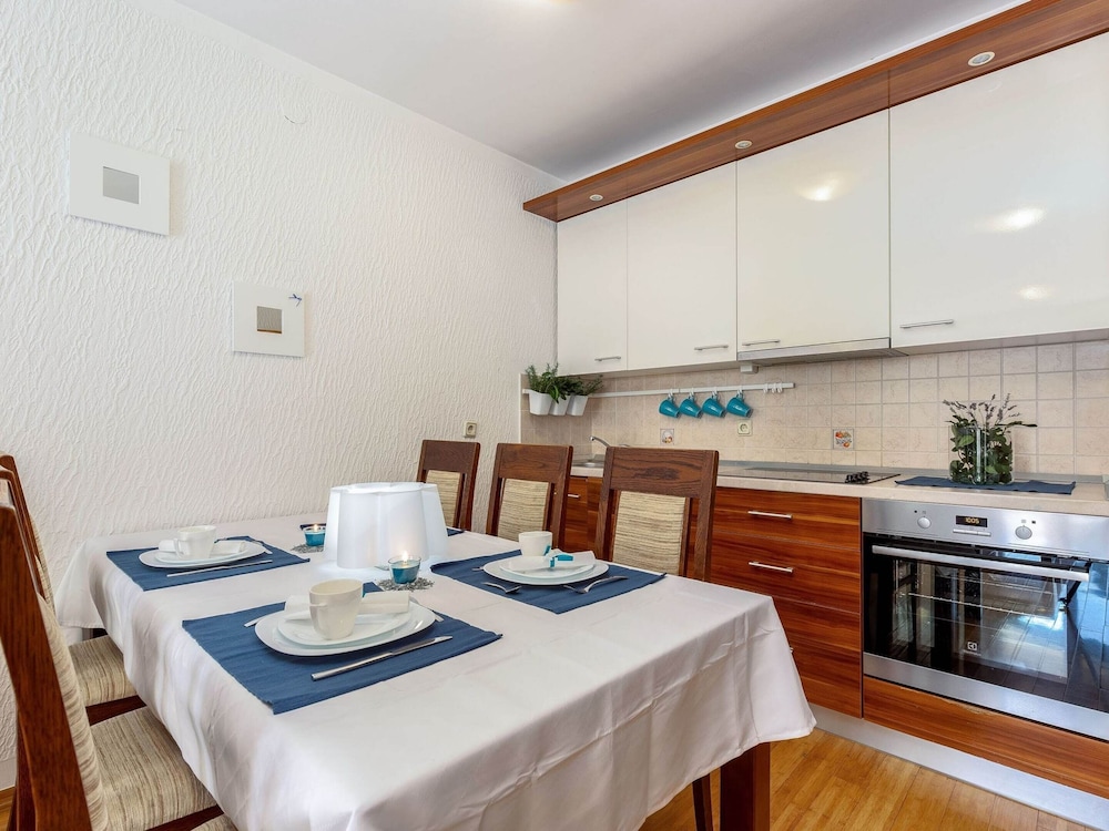 Lovely Apartment with Covered Terrace & Hot Tub view 3