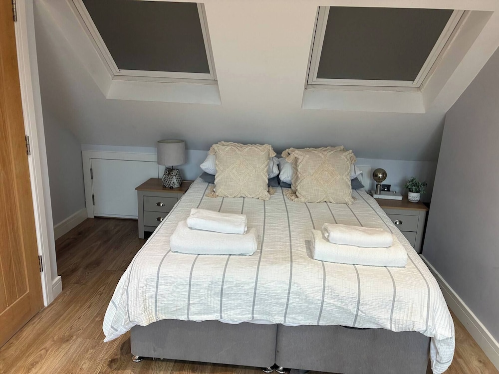Spacious 4-bed House Close to LHR and London
