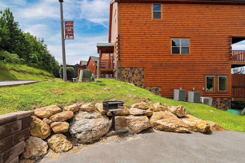 2 Homes Firefly Trail Way by Avantstay Sleeps 28, Indoor Pool + Hot Tub + Movie Theater & Game Room