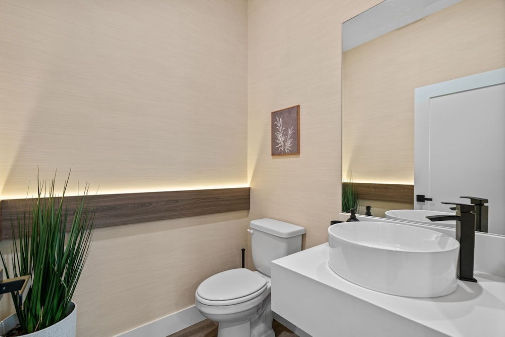 Modern Retreat With Themed Bedrooms Pool