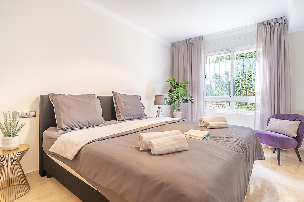 Apt Mairena Forest sea View & Pool
