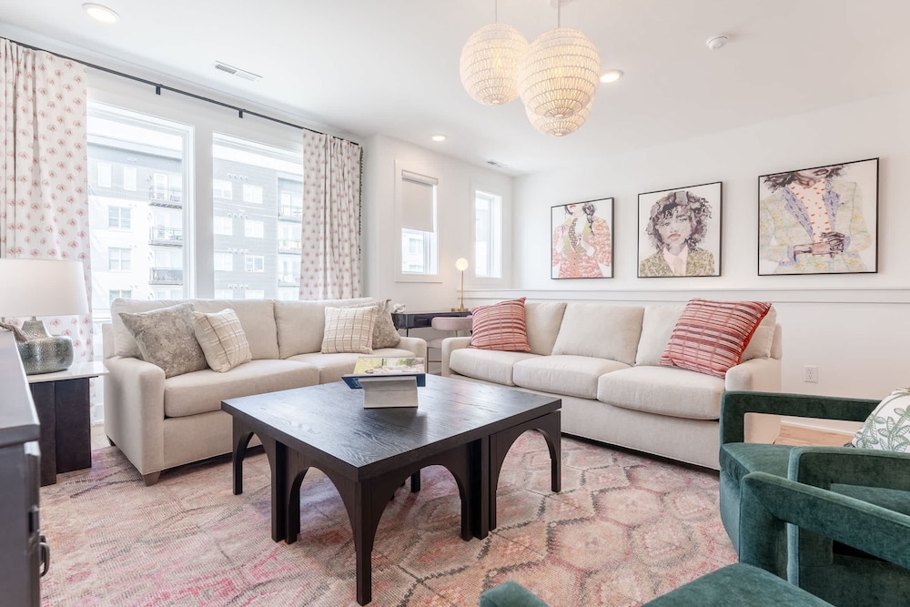 Luxe 4BR Retreat With Hot Tub Skyline Deck