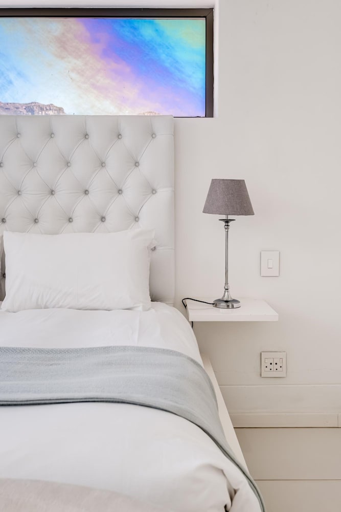 Villa Bleu Blanc in Camps Bay With Pool and Views