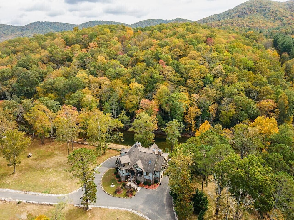 Luxe Riverfront Escape Mtn Views Pickleball Ct