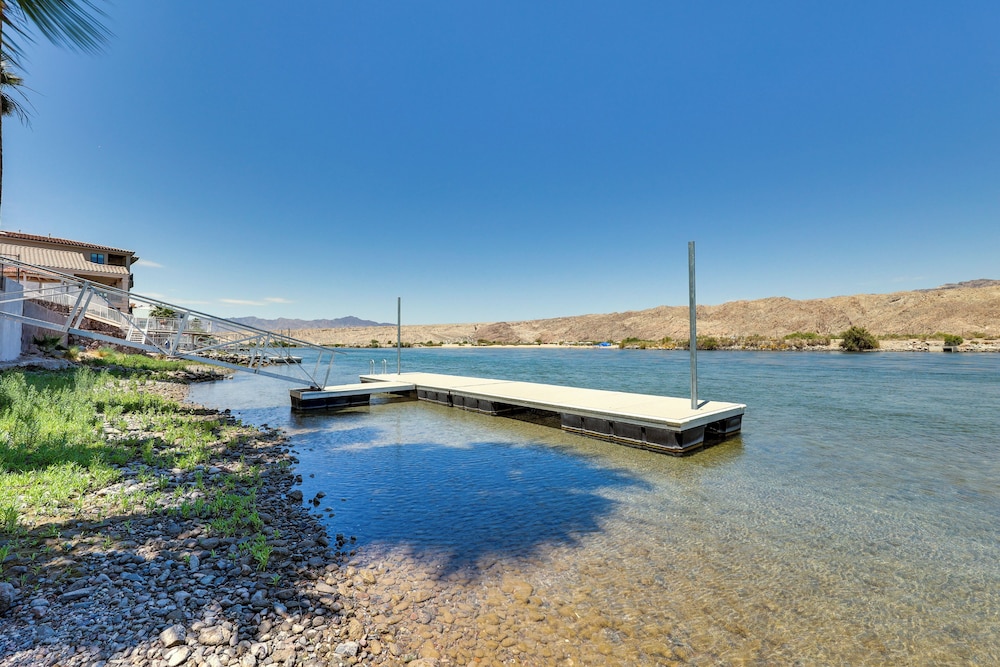 Colorado River Views: Waterfront Bullhead Home