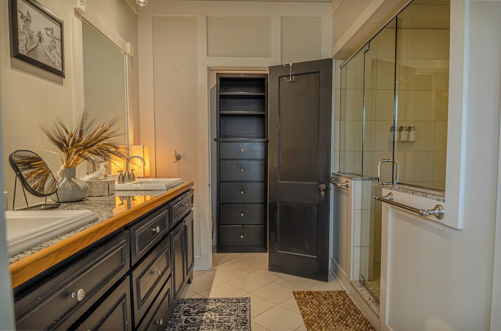 Spacious 3BR Midtown Home - Grad Family