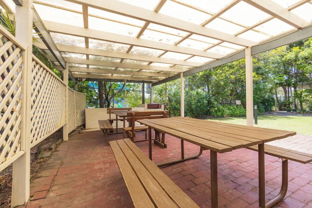 Cosy Central Burleigh Getaway