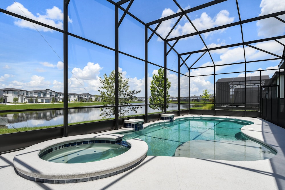 Luxurious 15br Villa With Lake View & Game/theater