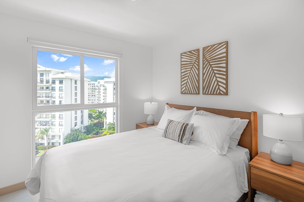 Upstay - Brand New Condo w Pool - 5 Mins to Beach
