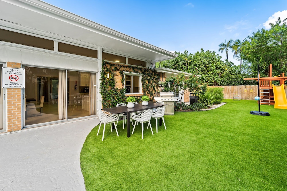 4BR Intracoastal Retreat With Pool, Games & More!