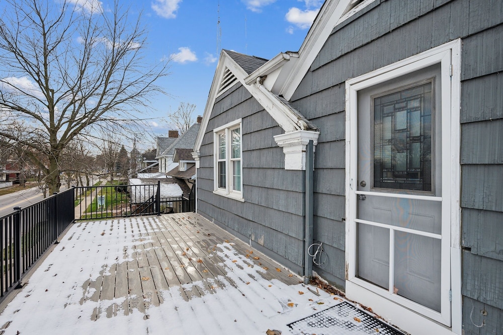 The Loft 3BR Apartment with Scenic Deck