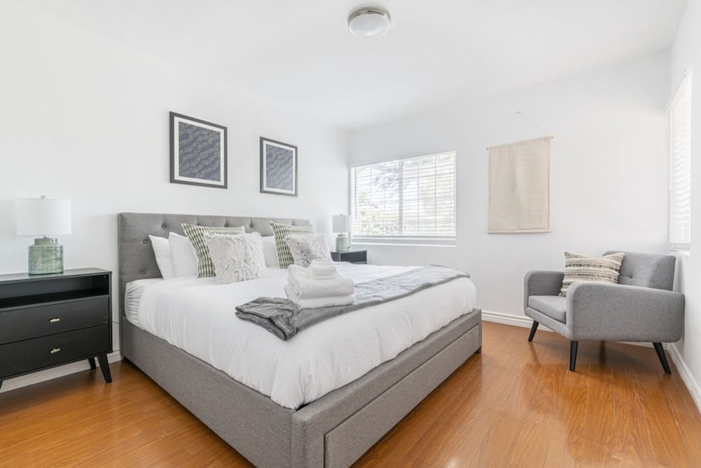 Charming Spacious Home - Modern Comforts Prime Location