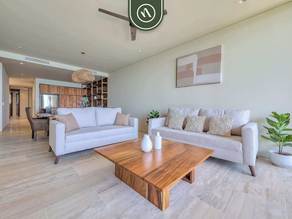 Luxury 4BR Oceanfront Condo - Private Beach - Pool