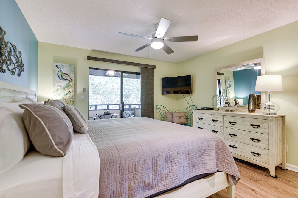 1 Mi to Coast: Myrtle Beach Condo w/ Balconies!